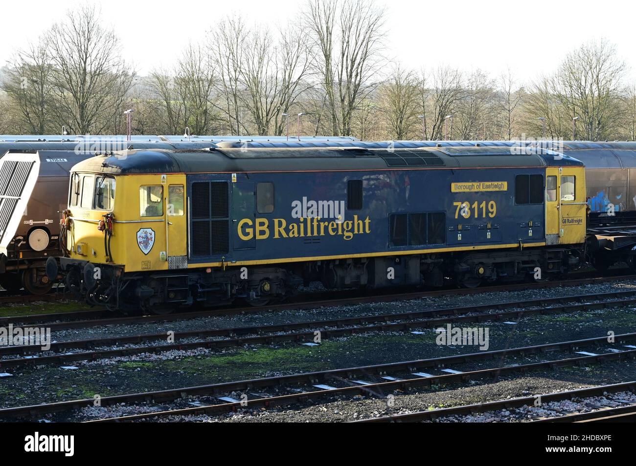 Tonbridge, Kent, UK-Januar 05 2022: Eine zweimotorige Lokomotive der Baureihe 73 73119 'Borough of Eastleigh' in Tonbridge West Yard an einem eiskalten Winter Stockfoto