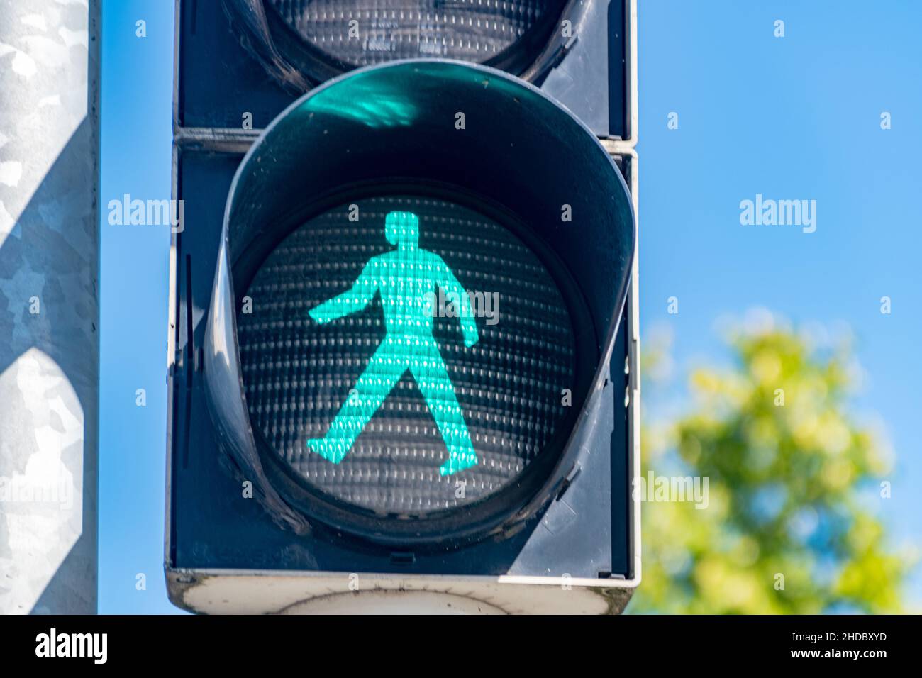 Grüne Fußgängerampel in Helsinki, Finnland. Stockfoto