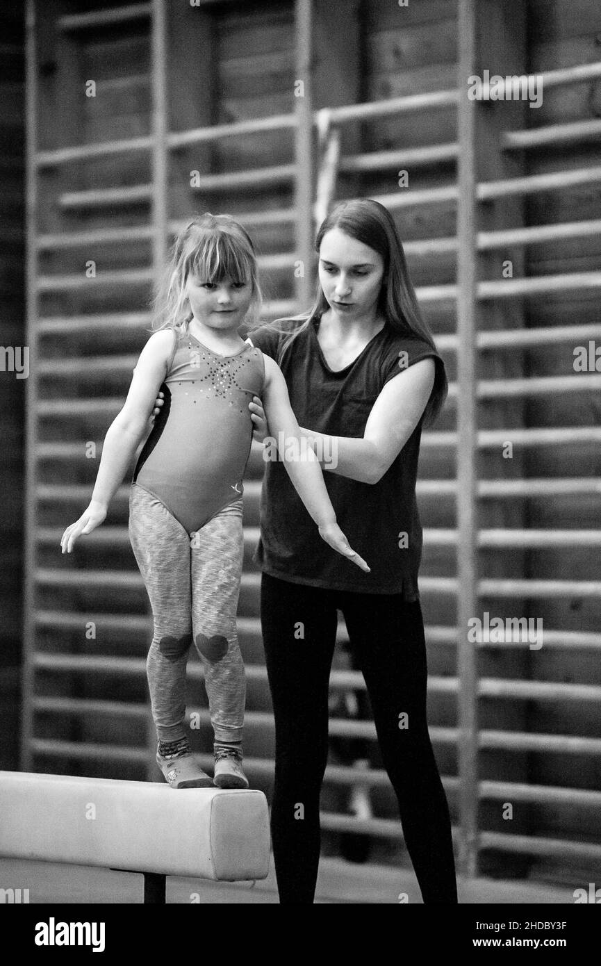 Kindertraining im Fitnessstudio Stockfoto