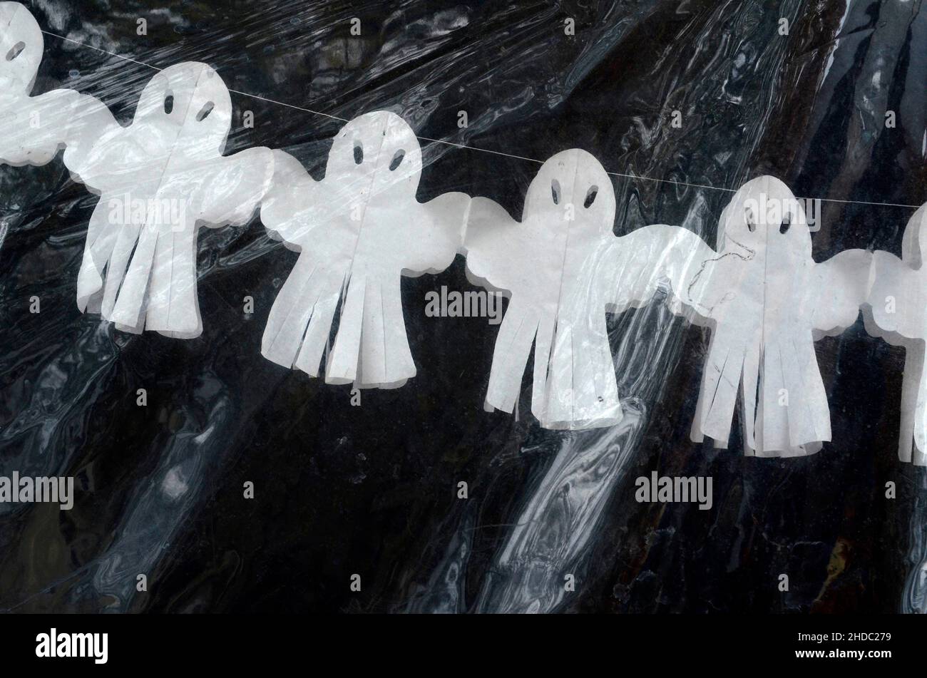 Weiße Papiergirlande mit Geister für Halloween Stockfoto