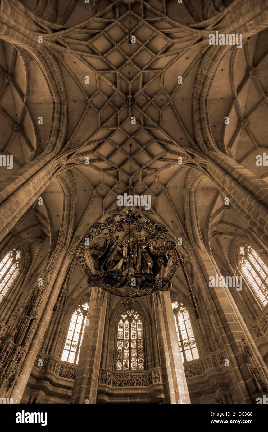 Gotisches Gewölbe mit Angelikusgrube, 1517/18, von Veit Stoß, Lorenzkirche, Nürnberg, Bayern, Deutschland, Europa Stockfoto
