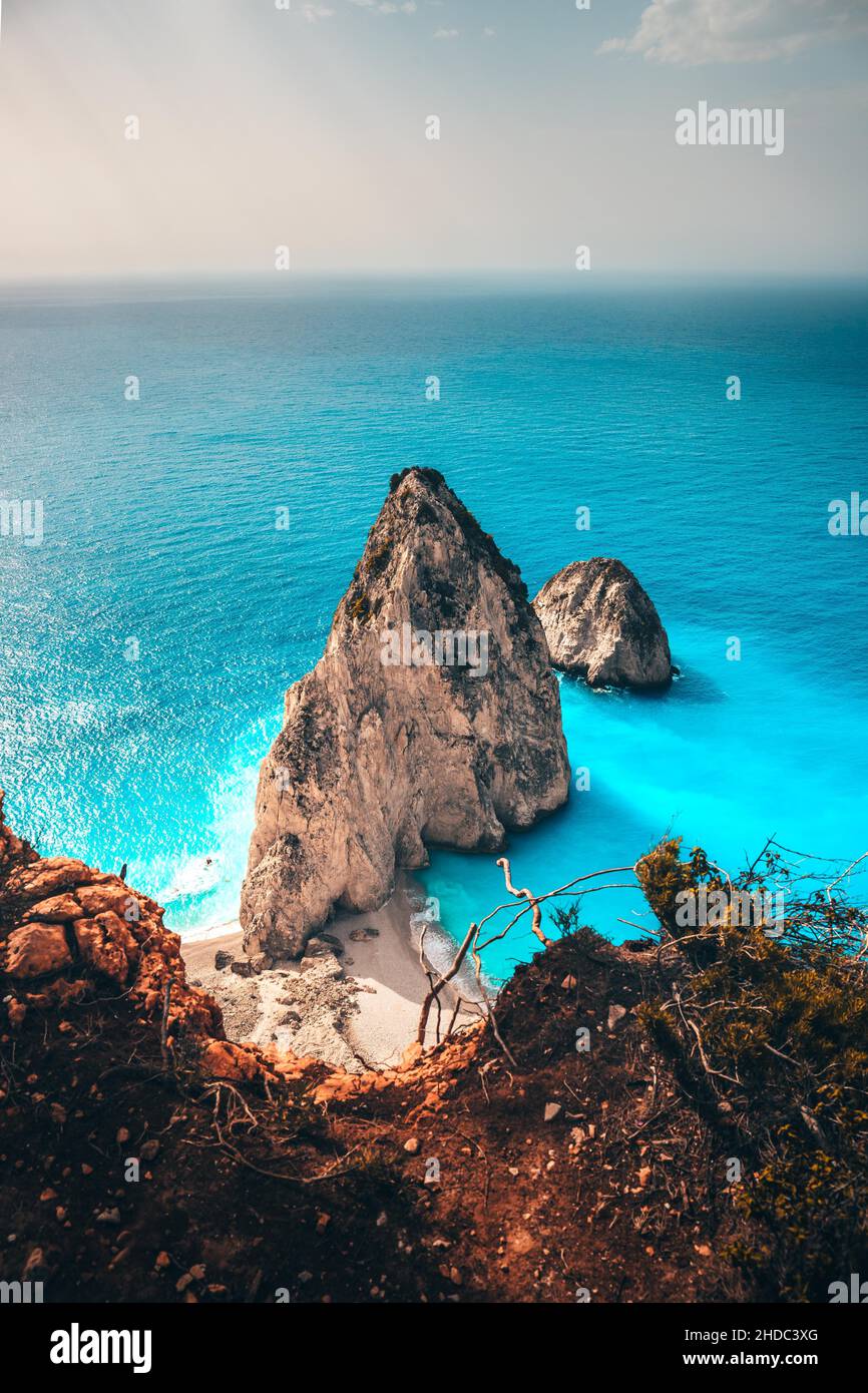 Zwei Felsen, die aus dem Meer ragen, Küstenlandschaft über einer Klippe, in der Nähe von Mizithres, Keri, Insel Zakynthos, Griechenland Stockfoto