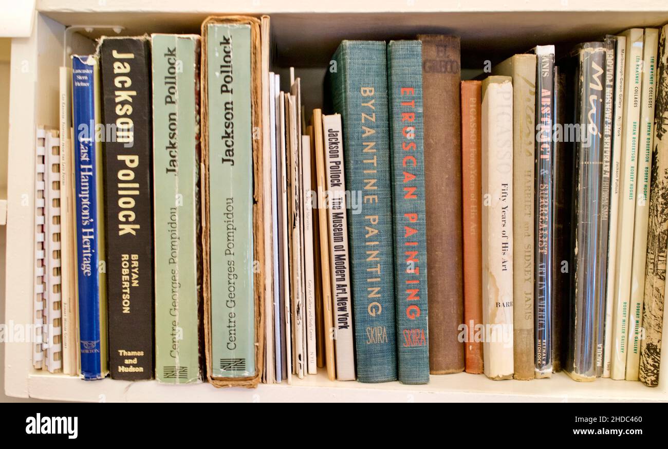 Bücher im Regal im Jackson Pollack und Lee Krasner Heim- und Studienzentrum in East Hampton Stockfoto