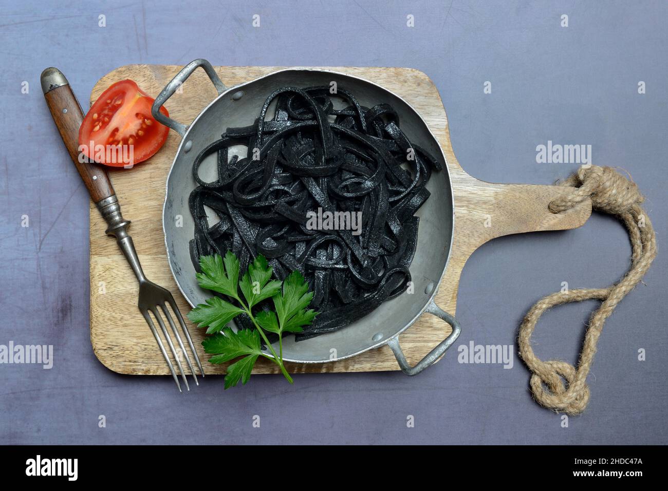 Schwarze Pasta mit Tintenfisch, Tagliolini al Nero di Seppia, Italien Stockfoto