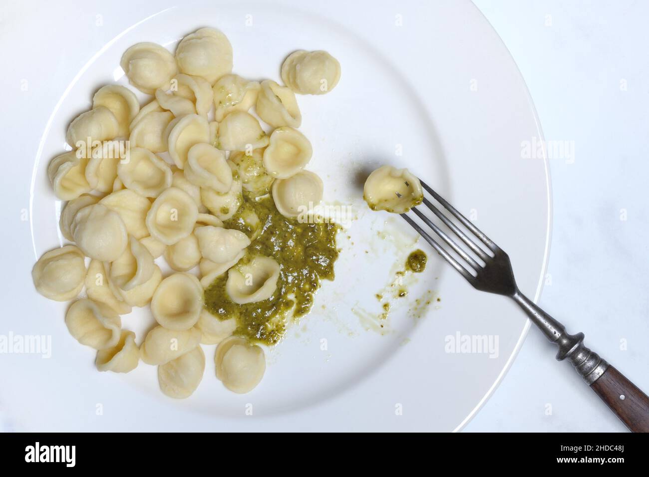Olecchiette mit Pesto, italienische Pasta Stockfoto