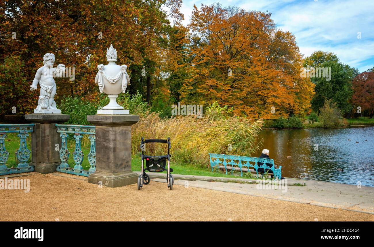 Rollator eines älteren Bürgers im Schlosspark Charlottenburg, Berlin, Deutschland, Europa Stockfoto