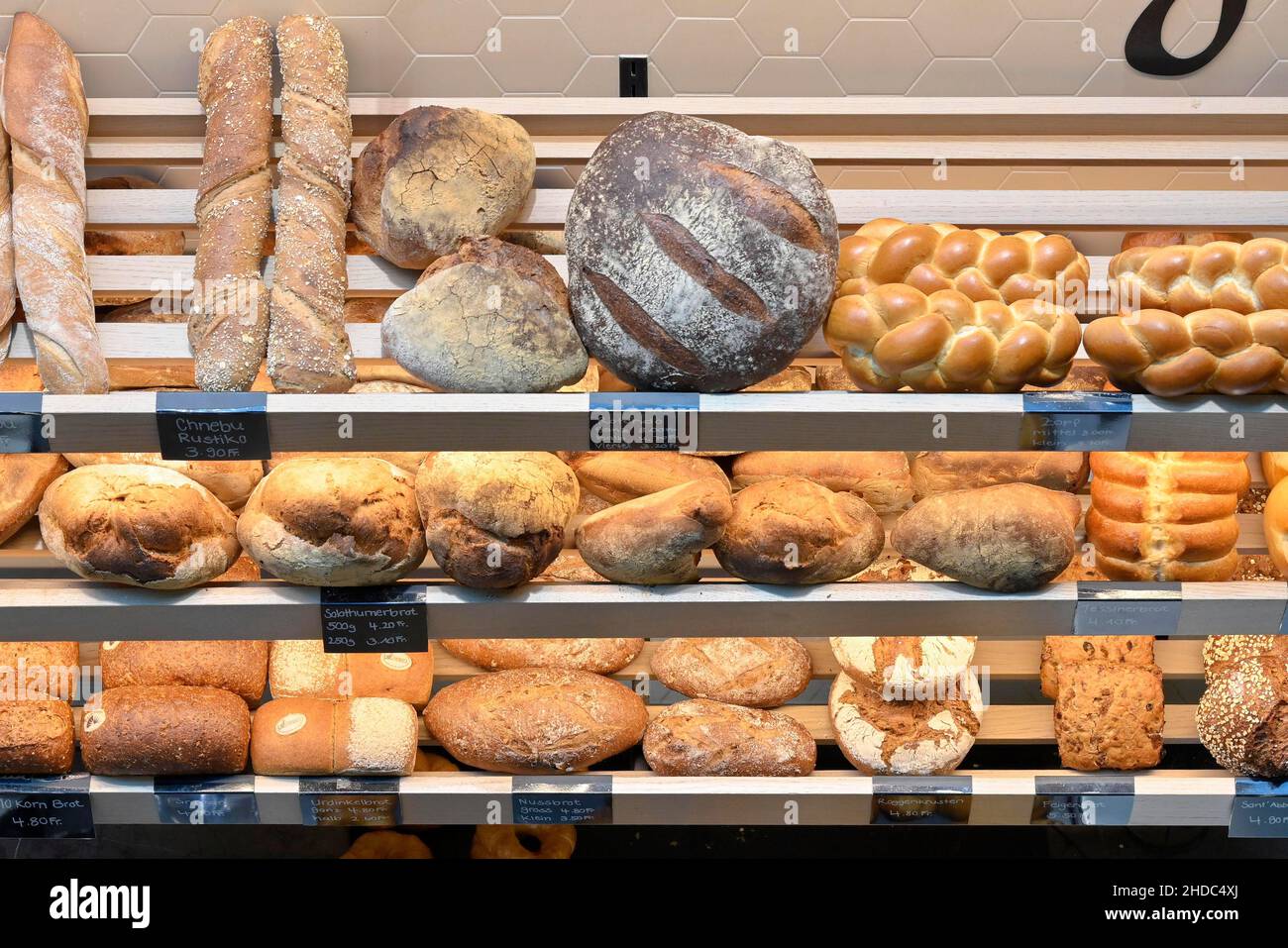 Verkaufsregal verschiedene Arten von Brot Stockfoto