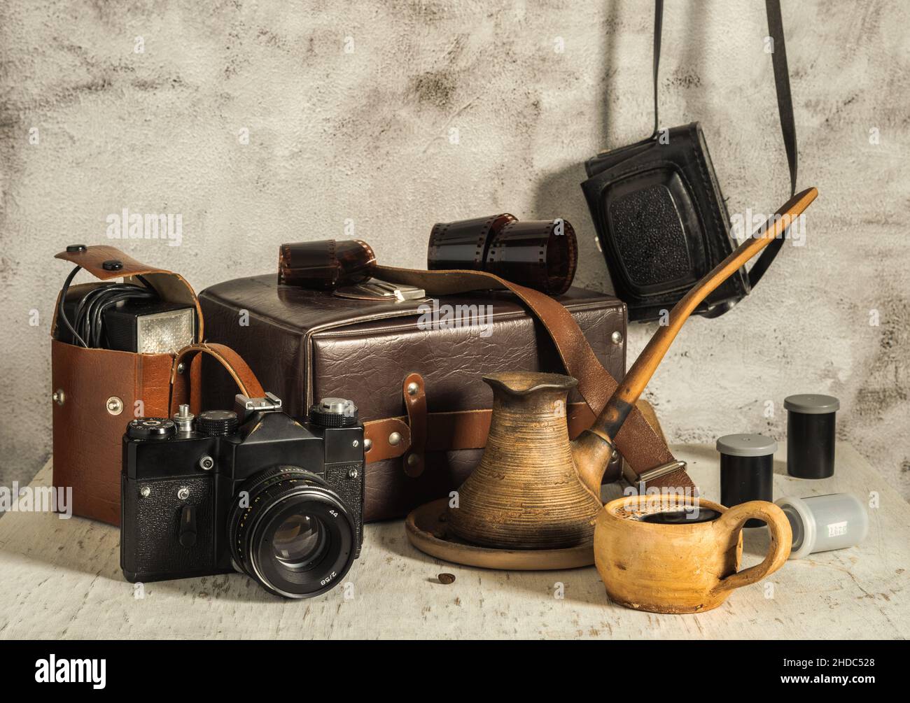 Eine Tasse aromatischen Kaffee. Alte Filmkameras, Fotofilm, Lederetui für Fotoausrüstung. Alte Fotoausrüstung. Filmfotografie n Stockfoto