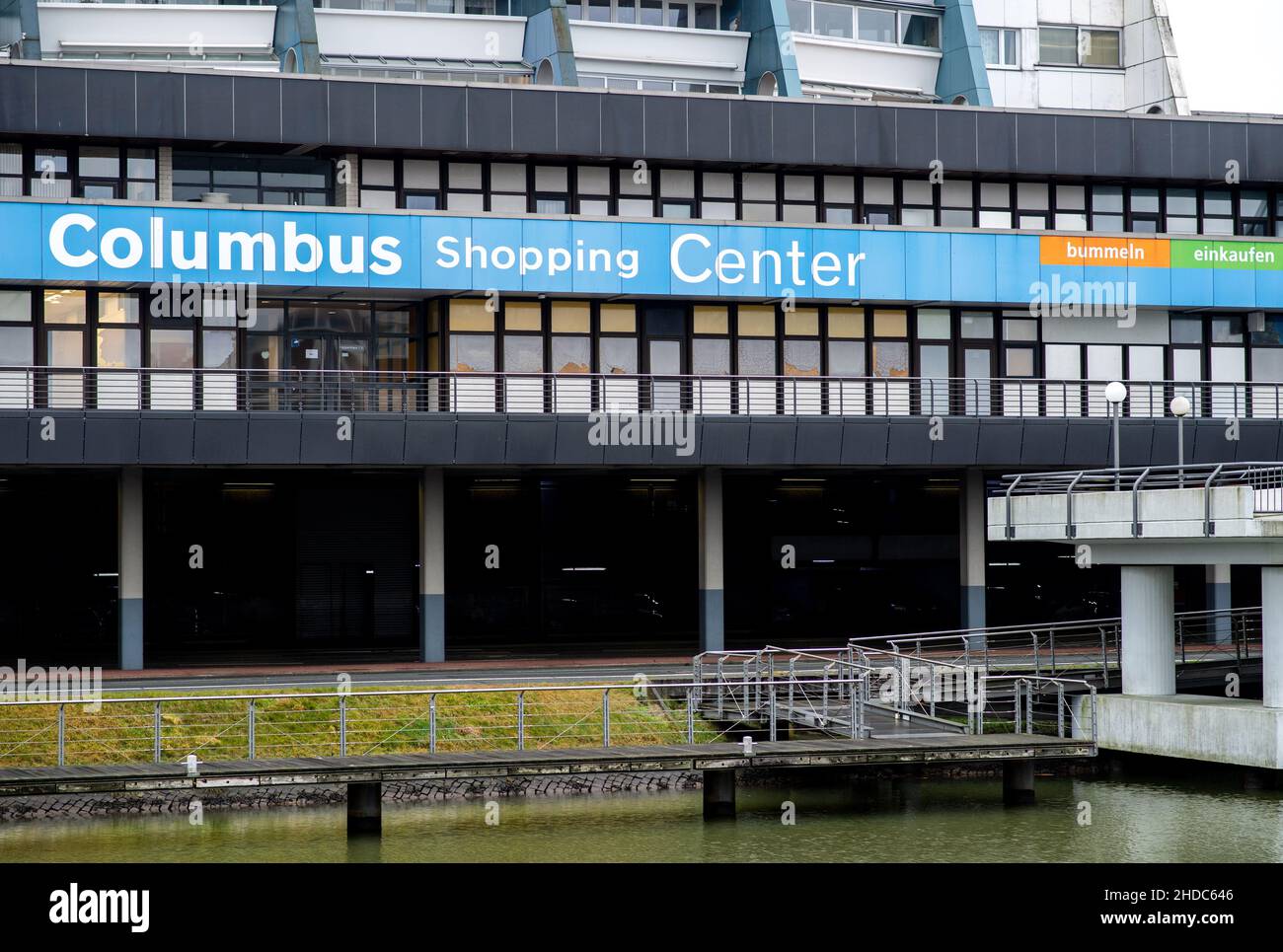 17. Dezember 2021, Bremen, Bremerhaven: Das Columbus Shopping Center liegt am Hafenbecken in der Innenstadt. Der Gebäudekomplex an der Ostseite des Alten Hafens wurde von 1975 bis 1978 erbaut. Foto: Hauke-Christian Dittrich/dpa Stockfoto