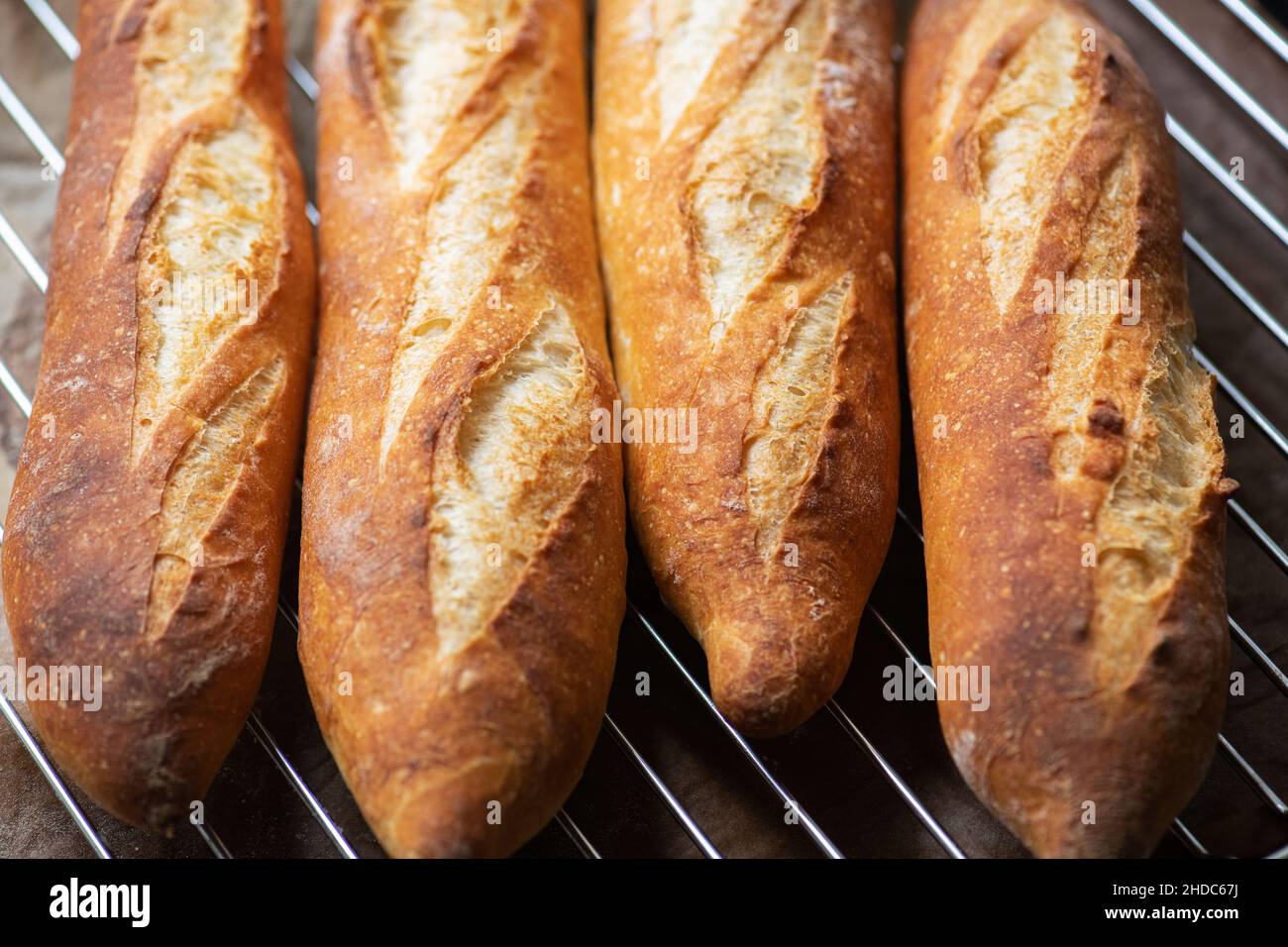 Stapel von frisch gebackenen Baguettes Hintergrund. Nahaufnahme. Stockfoto