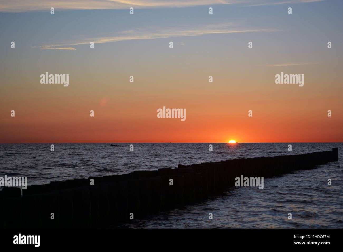 Abenddämmerung am Strand des Ostseebades und Künstlerdorfes Ahrenshoop, Fischland-Darß-Zingst, Mecklenburg-Vorpommern, Germ Stockfoto