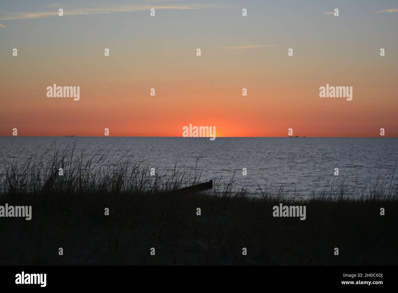 Abenddämmerung am Strand des Ostseebades und Künstlerdorfes Ahrenshoop, Fischland-Darß-Zingst, Mecklenburg-Vorpommern, Germ Stockfoto