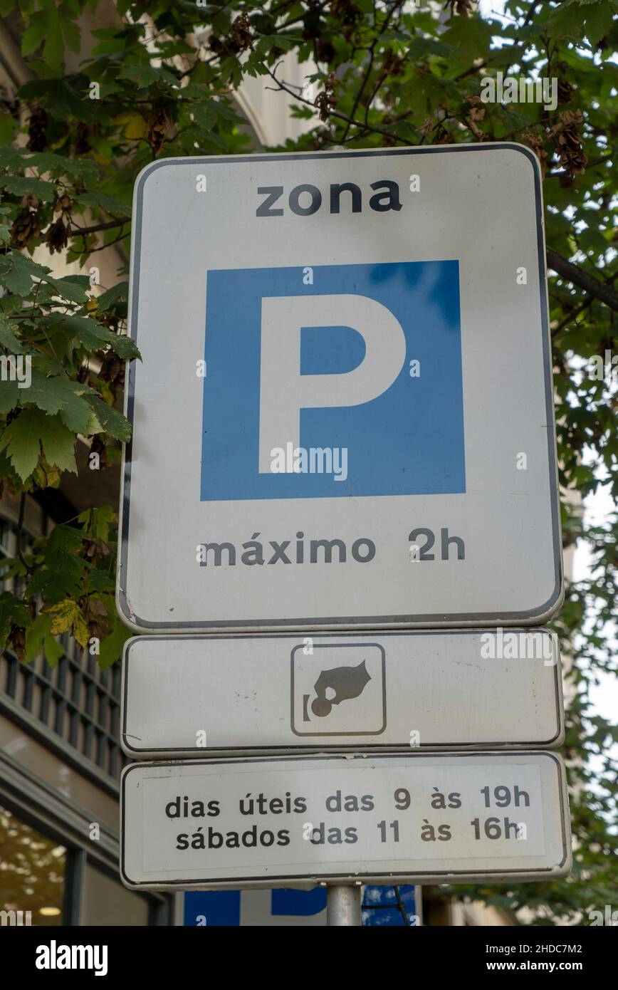 Nahaufnahme eines weißen Straßenschildes mit blauem Quadrat hat den Buchstaben P Stockfoto