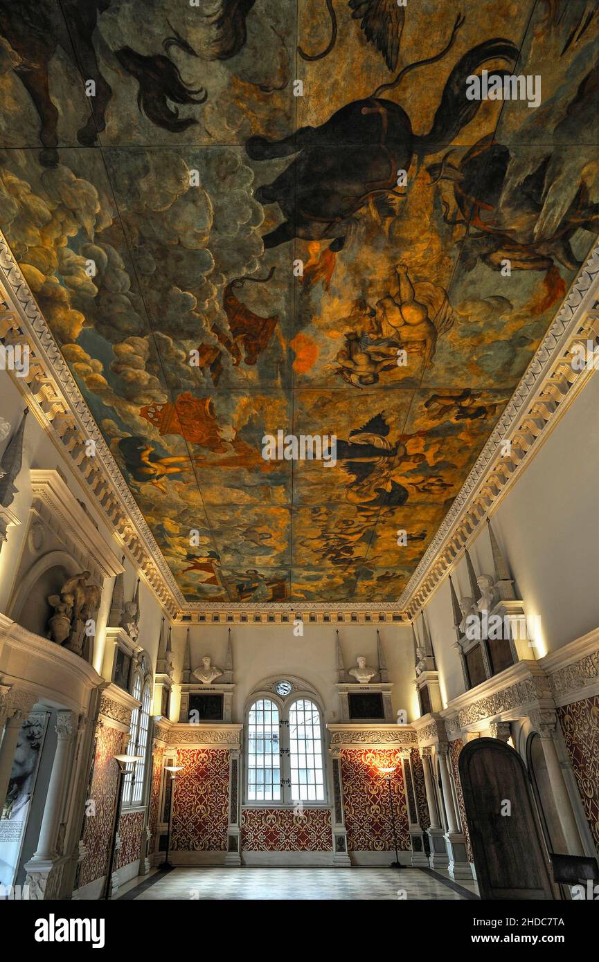 Restaurierter Hirsvogel-Saal mit Leinwanddecke, der den Falltropikäfer (Phaethon) darstellt, der 1534 im Stil der italienischen Renaissance, Tuchers, erbaut wurde Stockfoto