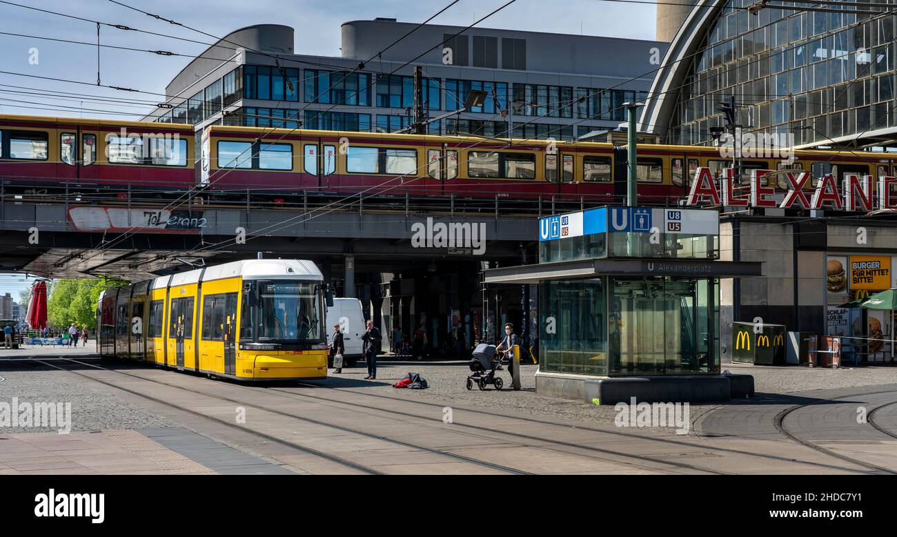 Öffentliche Verkehrsmittel Straßenbahnen am Alexanderplatz, Berlin, Deutschland, Europa Stockfoto