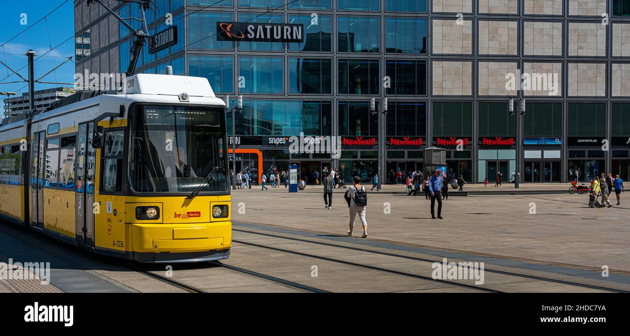 Öffentliche Verkehrsmittel Straßenbahnen am Alexanderplatz, Berlin, Deutschland, Europa Stockfoto