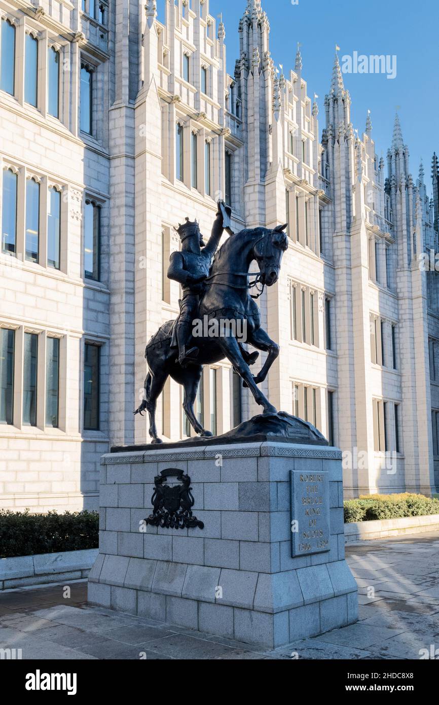 Robert die Bruce-Statue, die vom Bildhauer Alan B Herriot vor dem Marischal College, dem Hauptsitz des Stadtrats von Aberdeen, Aberdeen, Schottland, geschaffen wurde Stockfoto