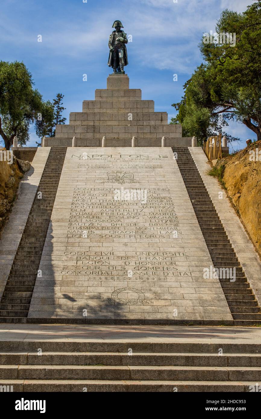 Monumentales Napoleon-Denkmal auf dem Place d'Austerlitz, hoch oben auf einer Stufenpyramide, Ajaccio, Korsika, Ajaccio, Korsika, Frankreich, Europa Stockfoto