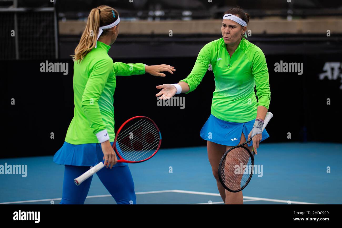 Adelaide, Australien -05/01/2022, Marie Bouzkova and Lucie Hradecka aus der Tschechischen Republik spielen Doppel beim Adelaide International WTA 500 Tennisturnier 2022 am 5