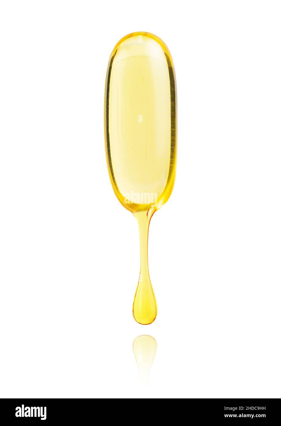 Weiche Gelkapsel von Omega 3 mit tropfendem Öltropfen. Isoliert auf weißem Hintergrund Stockfoto