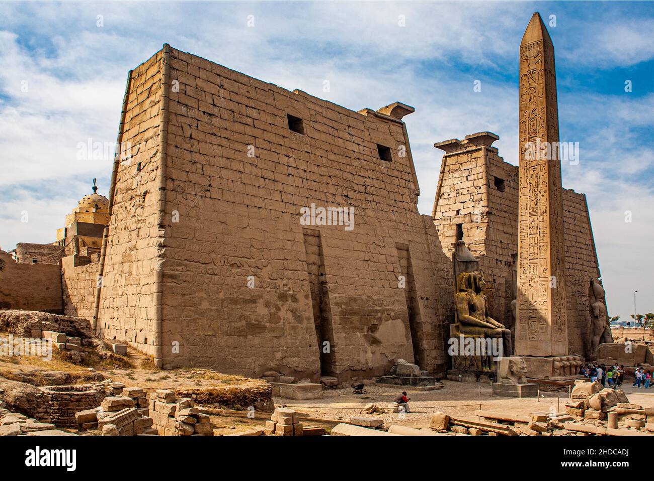 Eingangspylon flankiert von zwei kolossalen Statuen von Ramses und Obelisk, Luxor Tempel, Theben, Ägypten, Luxor, Theben, Ägypten, Afrika Stockfoto