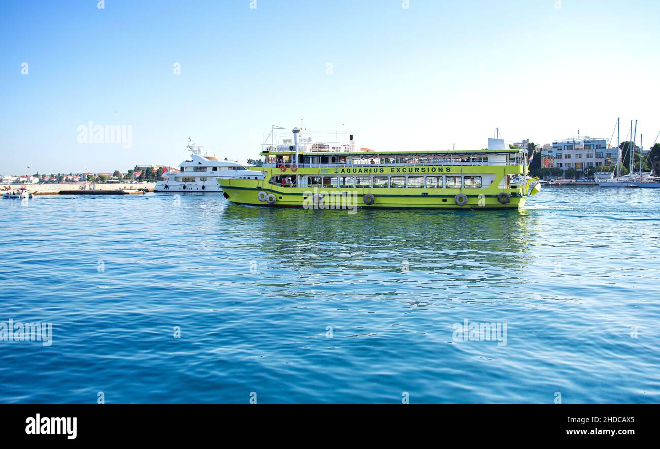 Ein Ausflugsboot holt Touristen in der Stadt Zadar, Kroatien, ab. Stockfoto