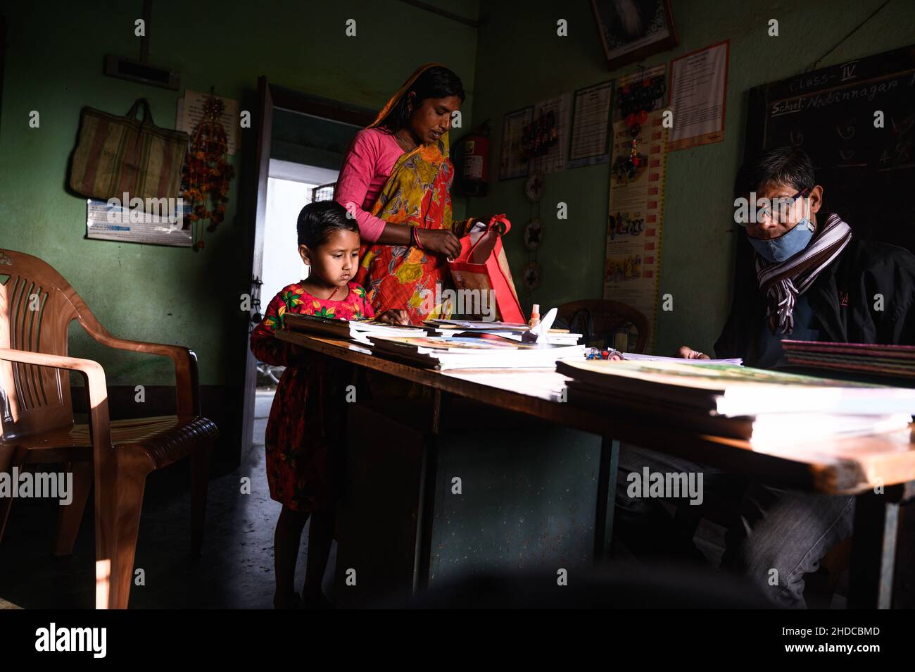 Nabin Nagar, Westbengalen, Indien. 4th Januar 2022. Das neue akademische Jahr hat begonnen, Studenten werden an eine ländliche Grundschule Indiens aufgenommen und kostenlose neue Schulbücher werden an die Schüler verteilt, die von der Regierung in Nabin Nagar zur Verfügung gestellt werden. (Bild: © Soumyabrata Roy/Pacific Press via ZUMA Press Wire) Stockfoto