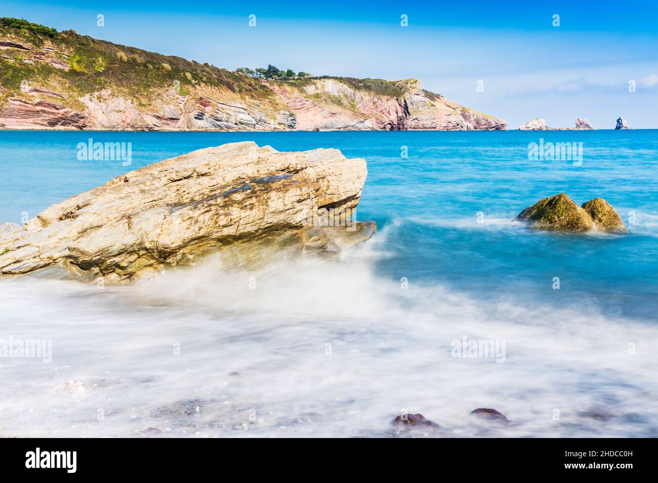 Blick von der St. Mary's Bay in Richtung Berry Head bei Brixham in Devon. Darl Rock, Mew Stone und Cod Rock liegen direkt vor der Küste. Stockfoto