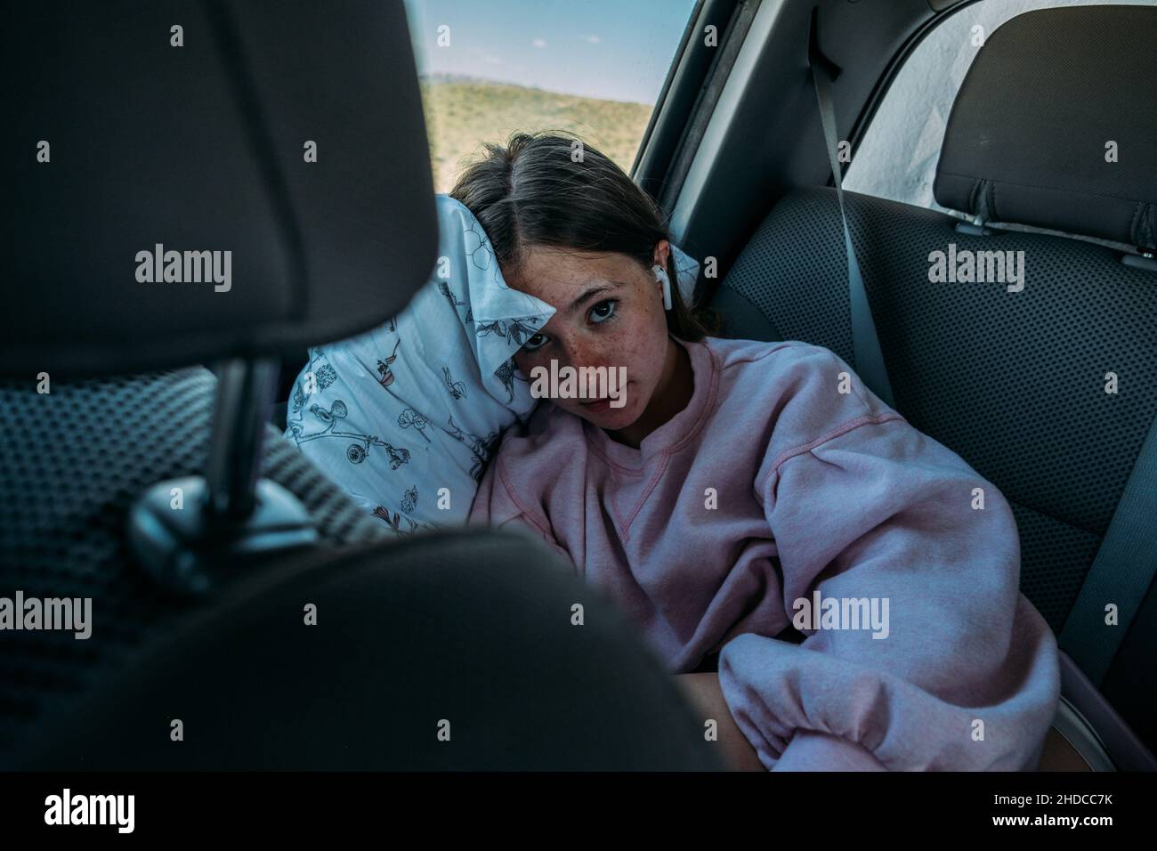 Teen Mädchen entspannen im Rücken des Autos auf Road trip Stockfoto