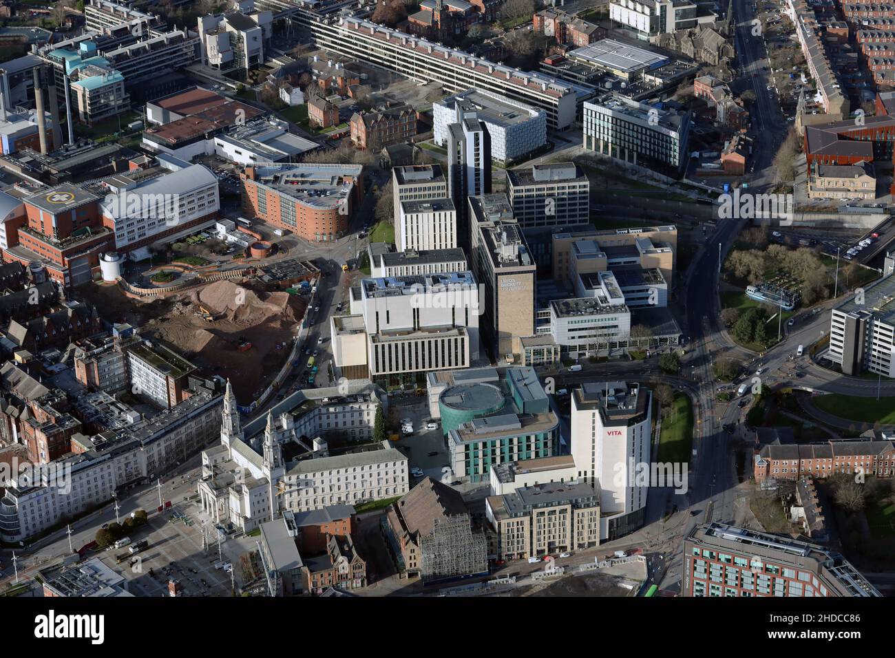 Luftaufnahme der Leeds Beckett University, mit der Leeds Civic Hall und der Leeds Beckett Business School im Vordergrund Stockfoto