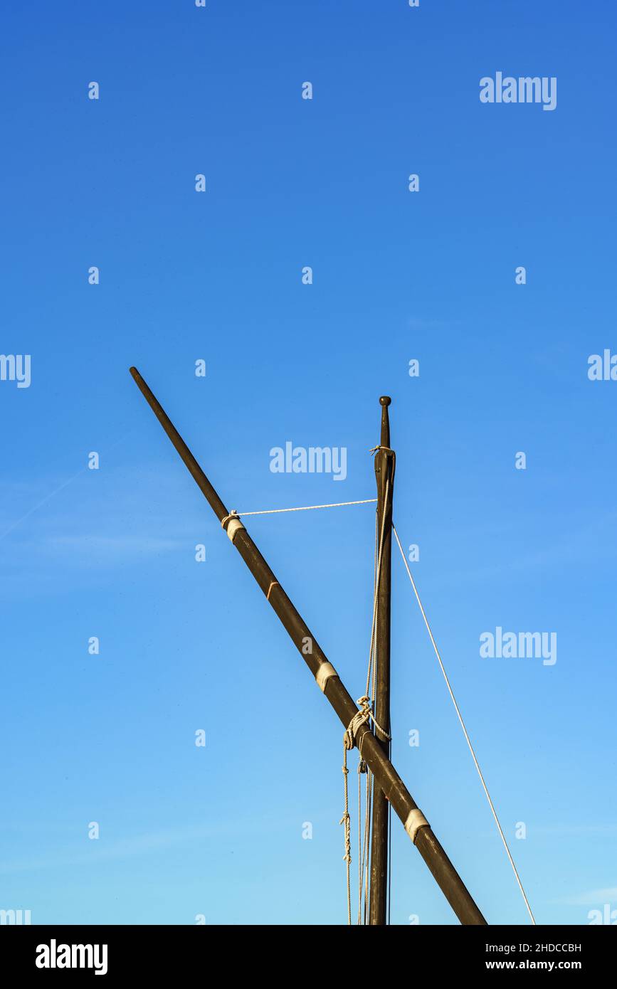 Nahaufnahme des lateen Rigging Segelbootes. Teil eines traditionellen Segelbootes aus Holz in Puerto de Catarroja, Valencia, Spanien Stockfoto
