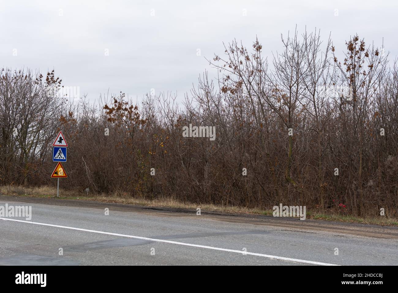 Verkehrsschilder, von oben nach unten unkontrollierte Kreuzungen, Fußgängerüberweg, Kiesauswurf Stockfoto