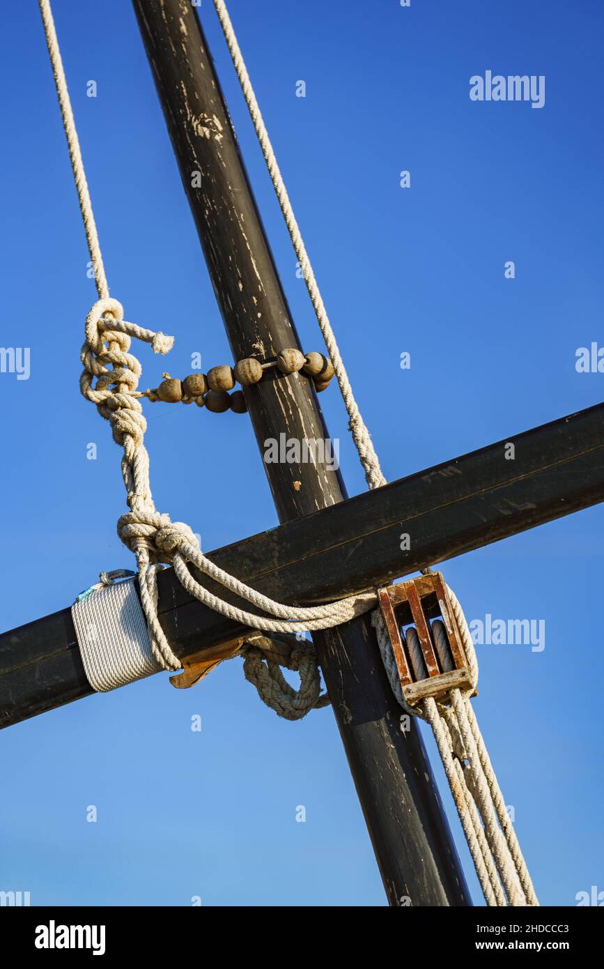 Nahaufnahme des lateen Rigging Segelbootes. Teil eines traditionellen Segelbootes aus Holz in Puerto de Catarroja, Valencia, Spanien Stockfoto