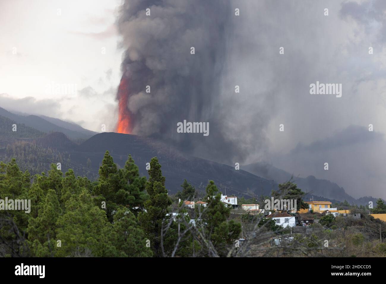 Vulkan in seinen ersten Eruptionsmomenten in der Nähe der Stadt Stockfoto