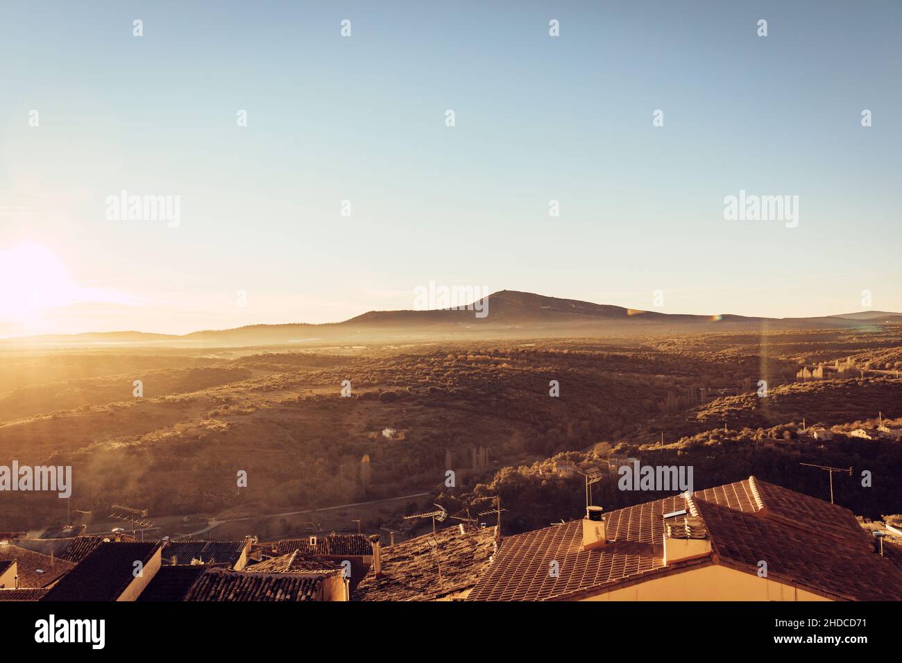 Berg bei Sonnenuntergang aus der Ferne gesehen Stockfoto