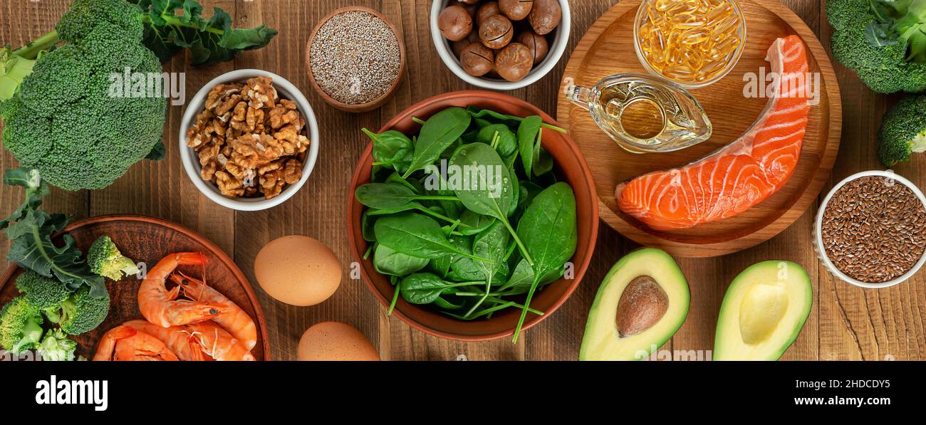 Nahaufnahme von Omega 3-reichen Lebensmitteln auf einem Holztisch, direkt darüber. Stockfoto