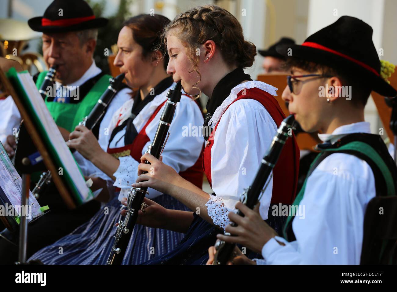Meran, Kurstadt, Weinfest, Trachtenfest, Trachtenumzug, Flötenspieler, Orchester oder Musikkapelle beim Konzert. Südtirol, Dolomiten, Italien Stockfoto