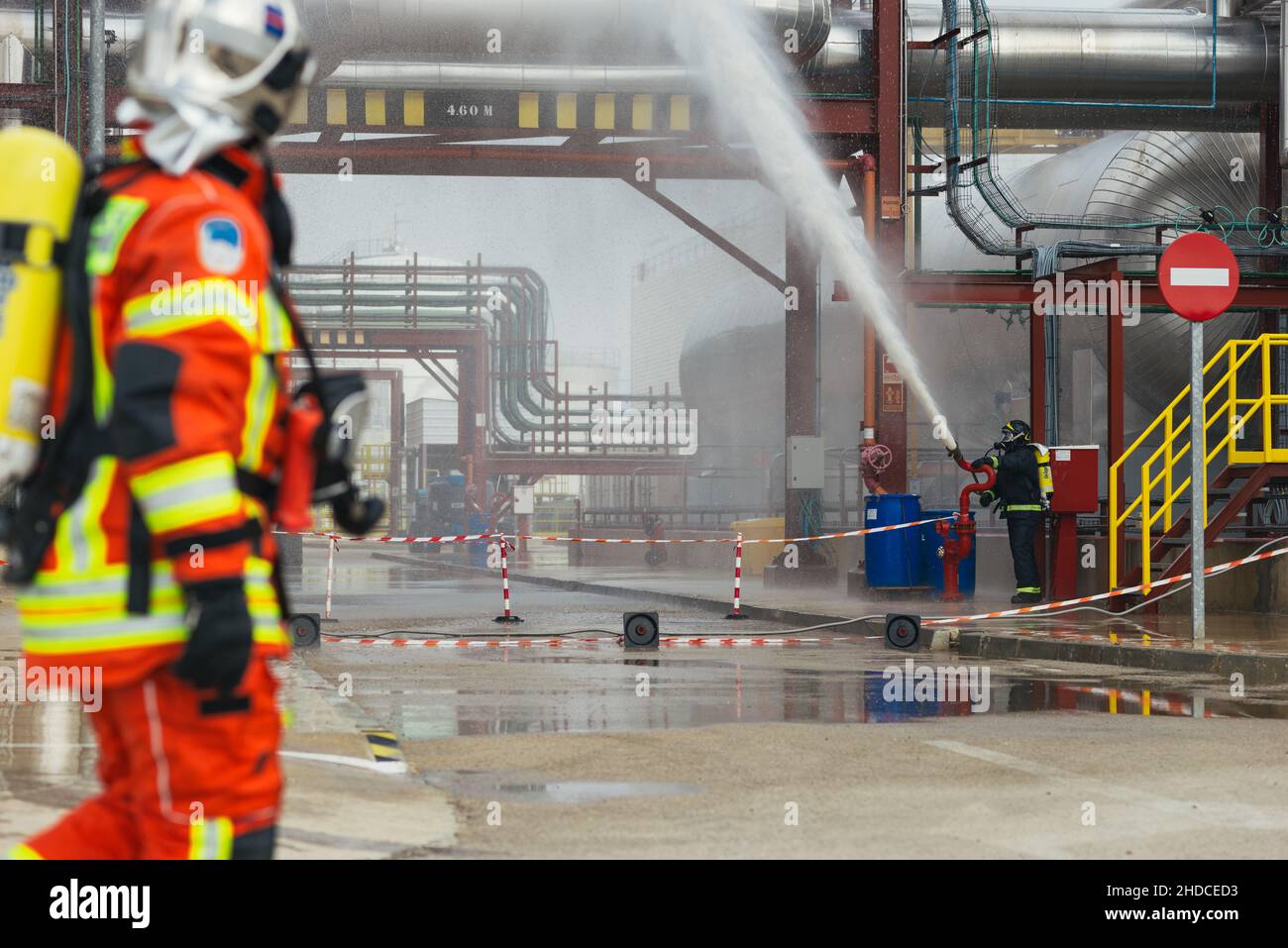 Feuerwehrmänner Ausbildung für Brände in einer Solarthermie-Anlage. Stockfoto