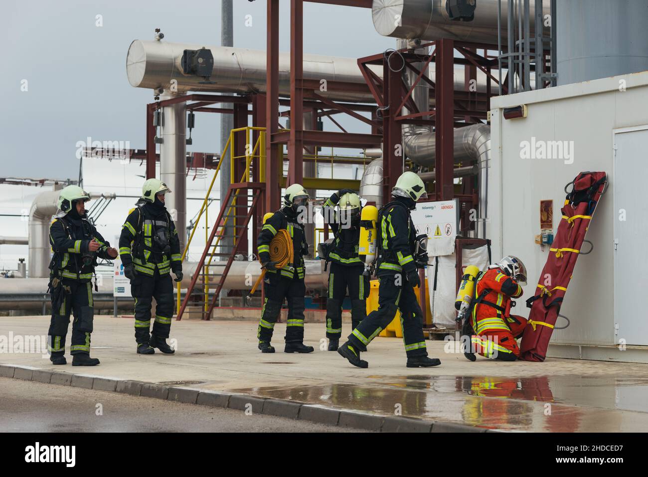 Feuerwehrmänner bereiten Rettungsausrüstung und Trage vor. Üben. Stockfoto