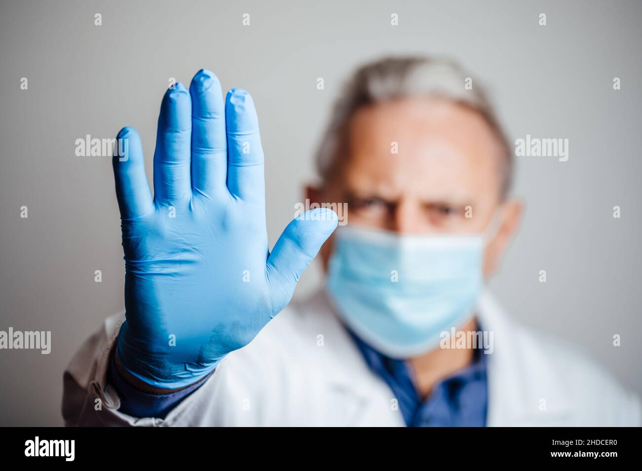 Arzt sagt den Patienten, dass sie Schlange stehen sollen Stockfoto