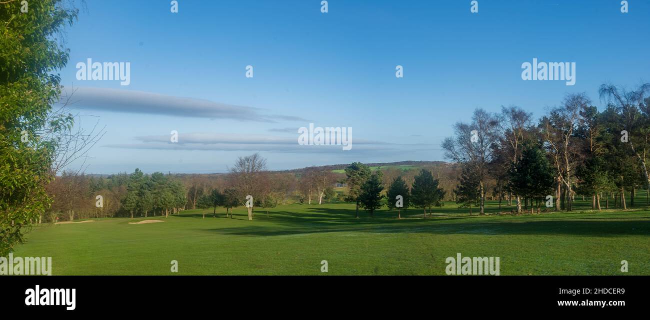 Black Moor Golf Course, Alwoodley, Leeds, an einem sonnigen Tag mit blauem Himmel. Stockfoto