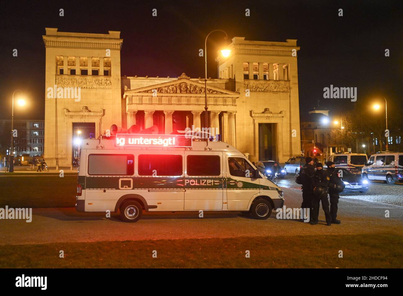 Deutschland. 05th Januar 2022. 'Verboten!' Steht auf der Anzeige auf einem Polizeiwagen auf dem Königsplatz. Daneben befinden sich mehrere Polizisten. Die Polizei in Bayern bereitet sich auf unangekündigte "Spaziergänge" und Zusammenkünfte von Gegnern der staatlichen Corona-Maßnahmen in zahlreichen Kommunen vor. Quelle: Sven Hoppe/dpa/Alamy Live News Stockfoto