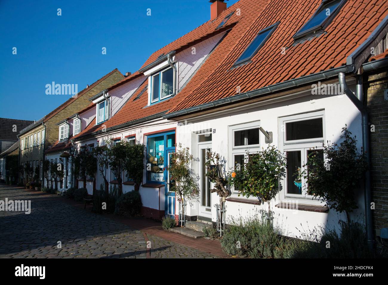 Der Holm ist ein Fischerviertel in Schleswig, ruhiger Lage an der Schlei Stockfoto