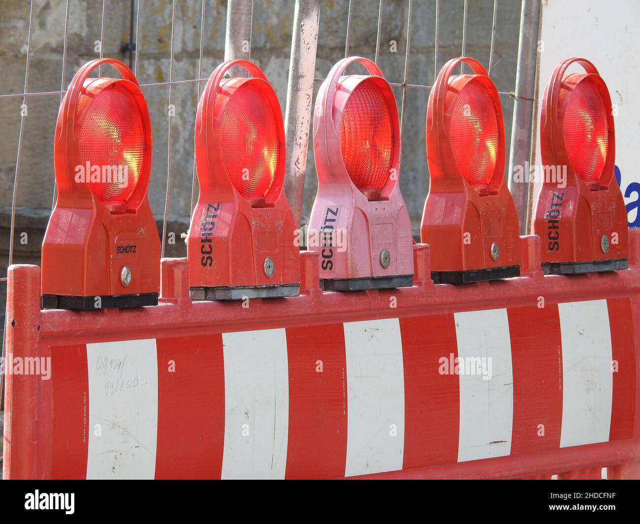 Nahaufnahme einer rot-weißen Straßensperre Stockfoto
