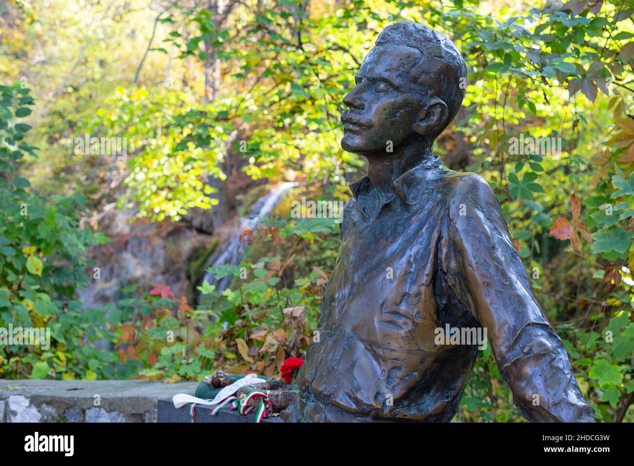 Miskolc, Ungarn – 26. Oktober 2019: Denkmal des berühmten ungarischen Dichters Jozsef Attila mit herbstlichem Parkhintergrund. Stockfoto