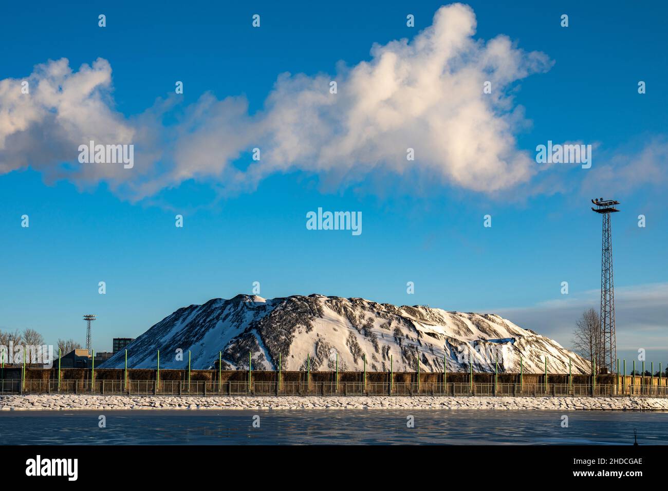 Hanasaari Power Plant Schnee bedeckt Kohlevorrat am Heiligabend in Helsinki, Finnland Stockfoto