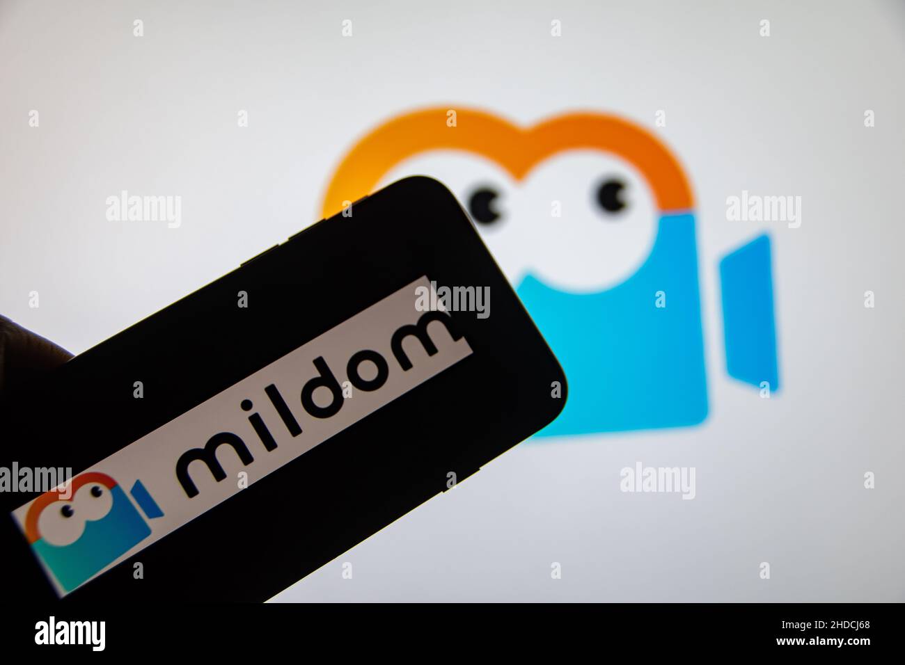 Rheinbach, Deutschland 2. Januar 2022, das Markenlogo des japanischen Live-Stream-Dienstes 'Mildom' auf dem Display eines Smartphones (Fokus auf Markenlogo) Stockfoto