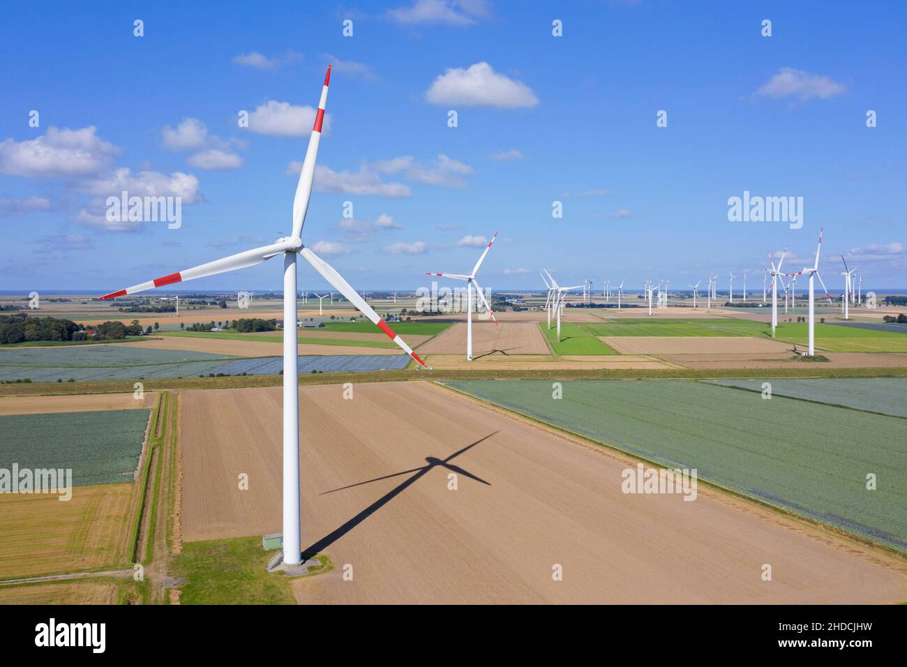 Luftaufnahme über Ackerland mit Windturbinen im Windpark in Nordfriesland, Schleswig-Holstein, Deutschland Stockfoto