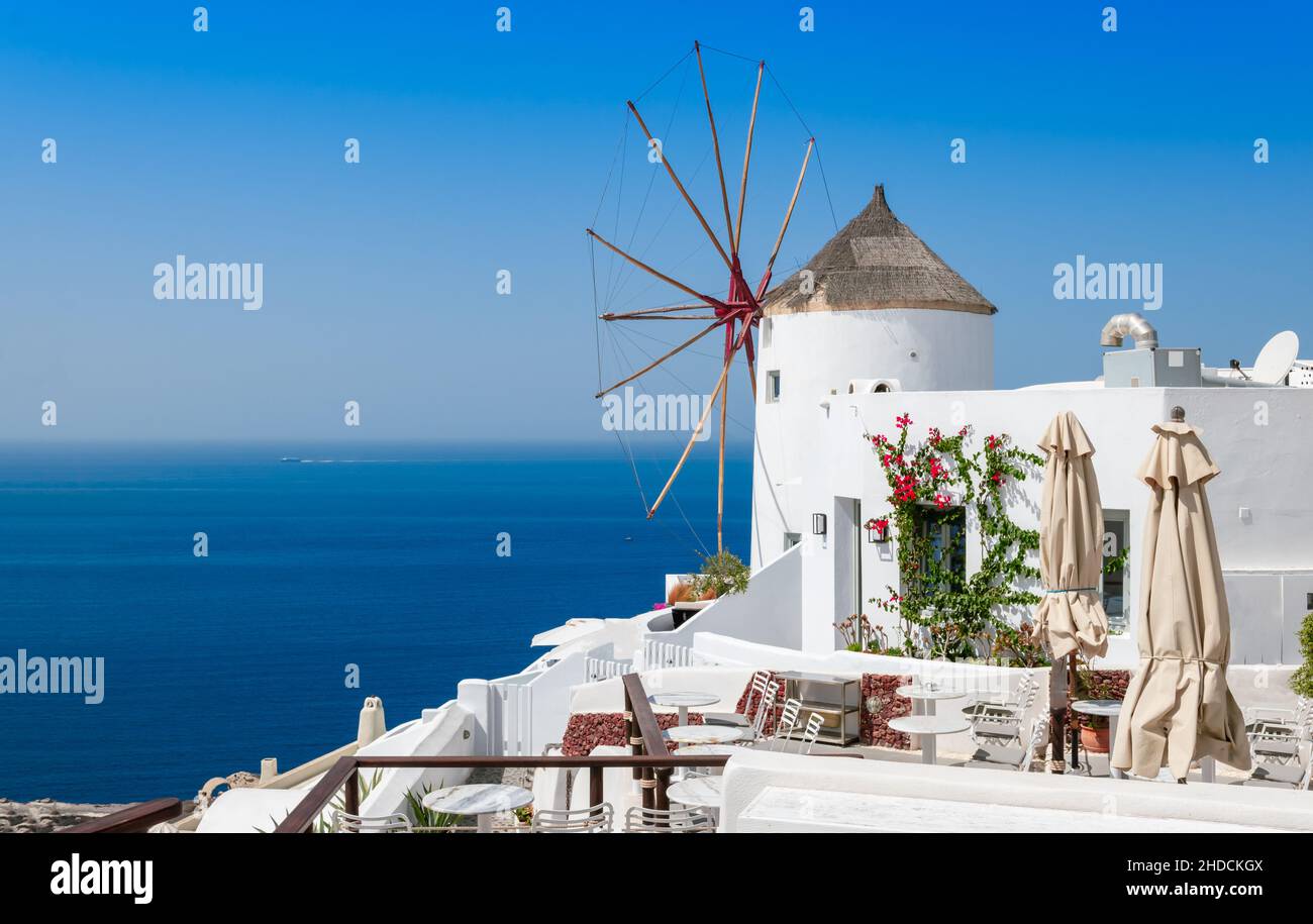 Windmühle im Dorf Oia, Santorini, Griechenland. Stockfoto