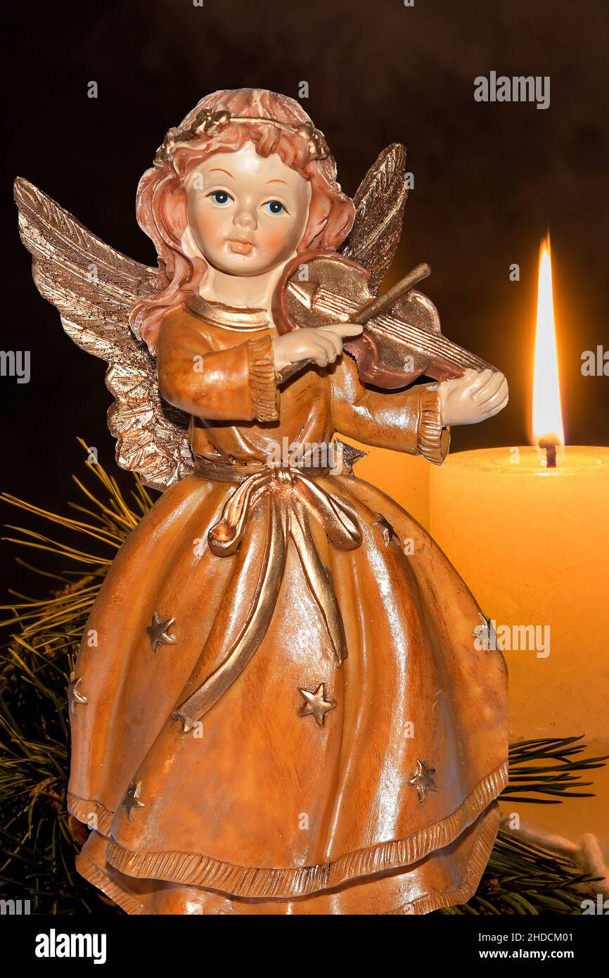 Ein Adventskranz zu Weihnachten romatinsche sorgt für Stimmung in der stillen Advent Zeit, 1. Advent, drei brennende Kerzen, Engel, Weihnachtsengel, Stockfoto